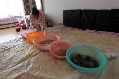 阳山楼上漏水，住户失联，小区没物管，业主维权难！律师来支招……